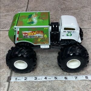 Hot Wheels Monster Trucks Lava Shark 1:24 Scale Collectible Die-Cast Metal Truck